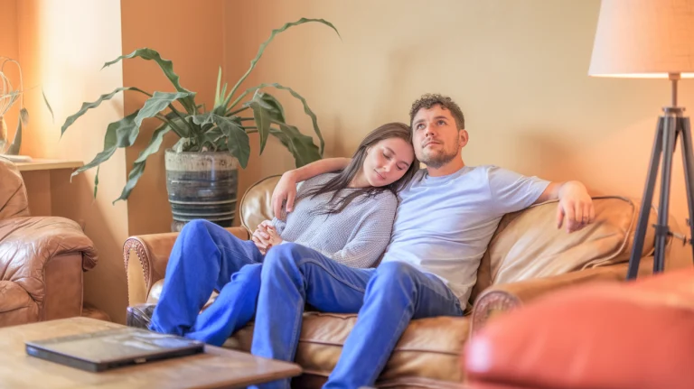 Cómo afrontar la envidia en una relación swinger