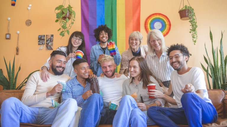 Cómo crear un entorno inclusivo para personas LGBTQ+ en la comunidad swinger