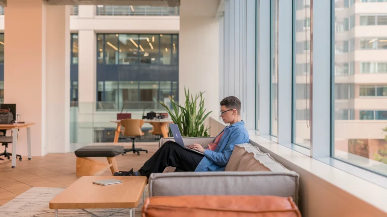 Cómo disfrutar del mundo swinger sin comprometer tu vida profesional