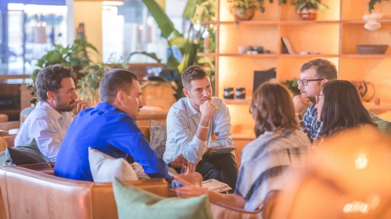 Cómo iniciar conversaciones significativas en eventos swinger