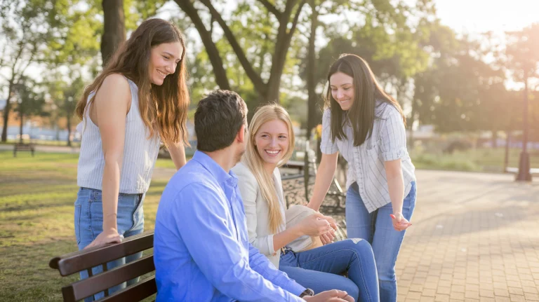 Cómo manejar la curiosidad de amigos y familiares sobre tu estilo de vida swinger