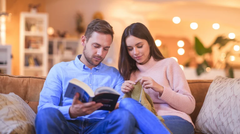 Cómo navegar la paternidad mientras se es parte de la comunidad swinger