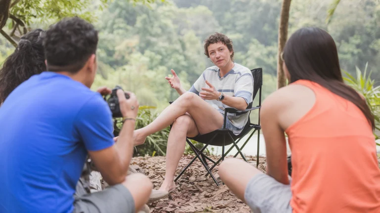 Cómo preparar una charla sobre el estilo de vida swinger para amigos