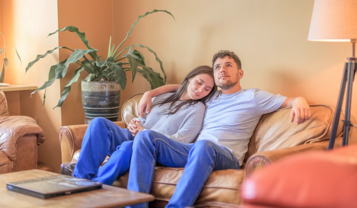 Cómo afrontar la envidia en una relación swinger