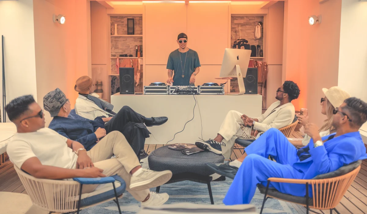 Cómo elegir la música adecuada para una fiesta swinger