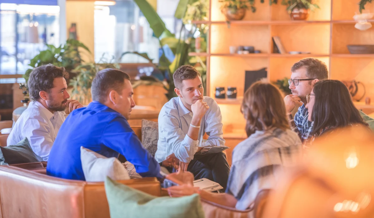 Cómo iniciar conversaciones significativas en eventos swinger